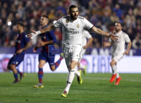 FÚTBOL LEVANTE-REAL MADRID 1-2. Dos penaltis con VAR dan la victoria al Madrid ante un Levante intenso