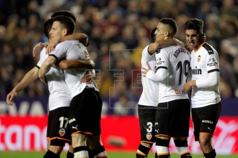 FÚTBOL LEVANTE-VALENCIA 2-4. El Valencia remonta un 2-0 y se lleva el derbi con autoridad