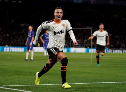 FÚTBOL LIGA CAMPEONES 0-1. Rodrigo y Cillessen enrabietan al Valencia en Stamford Bridge