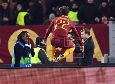 FÚTBOL LIGA CAMPEONES 2-1. Adrián López contiene el ímpetu del Roma y deja al Oporto con vida