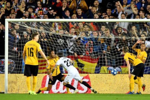 FÚTBOL LIGA CAMPEONES 3-1. Santi Mina lidera al Valencia en su primer triunfo en `Champions`