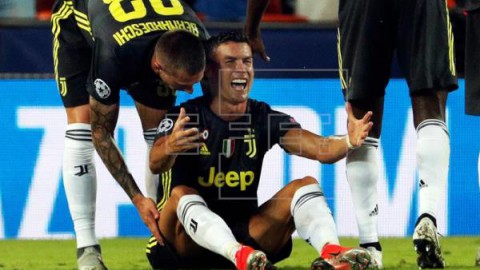 FÚTBOL LIGA CAMPEONES Cristiano Ronaldo, expulsado a la media hora en su estreno europeo con el Juventus