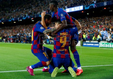 FÚTBOL LIGA CAMPEONES El Ajax se exhibe en Mestalla, el Liverpool sufre y Suárez rescata al Barça