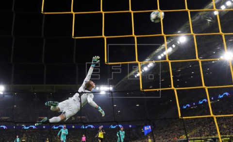 FÚTBOL LIGA CAMPEONES El Nápoles tumba al campeón; Ter Stegen salva al Barça