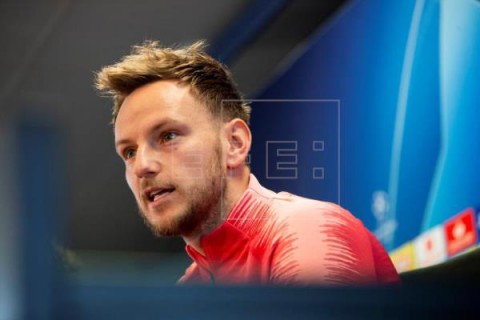 FÚTBOL LIGA CAMPEONES Rakitic sobre Messi: `Nuestro capitán se pone delante y nosotros le seguimos`