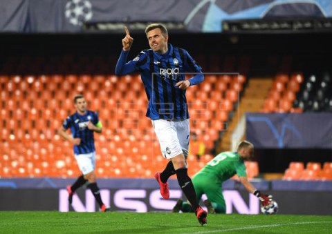 FÚTBOL LIGA CAMPEONES VALENCIA-ATALANTA 3-4. Un póquer de Ilicic deja sin opción al Valencia en un Mestalla vacío