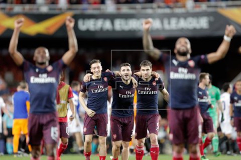FÚTBOL LIGA EUROPA 2-4. Aubameyang impide la gesta del Valencia