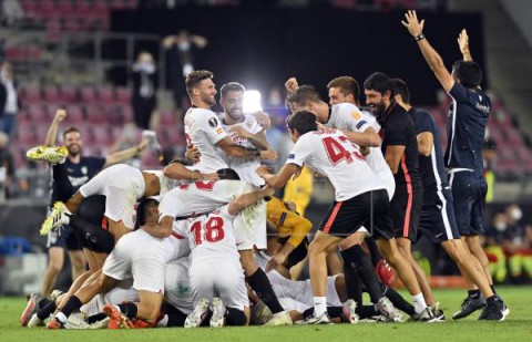 FÚTBOL LIGA EUROPA 3-2. El Sevilla alcanza de nuevo la gloria con su sexto título