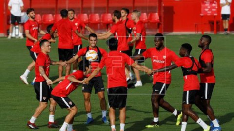 FÚTBOL LIGA EUROPA El Sevilla prepara la visita del Standard con el balón del torneo como protagonista
