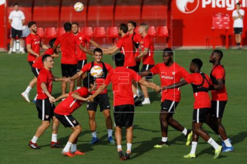 FÚTBOL LIGA EUROPA El Sevilla prepara la visita del Standard con el balón del torneo como protagonista