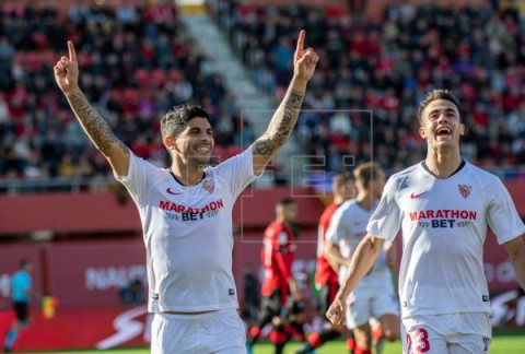 FÚTBOL MALLORCA-SEVILLA 0-2. El vídeo arbitraje castiga al Mallorca y da alas al Sevilla en Son Moix