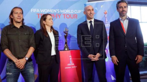 FÚTBOL MUNDIAL El trofeo de la Copa del Mundo femenina `ni se mira, ni se toca`