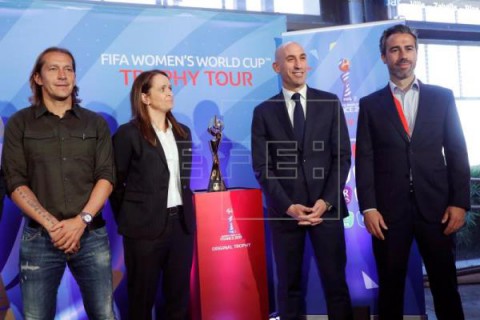 FÚTBOL MUNDIAL El trofeo de la Copa del Mundo femenina `ni se mira, ni se toca`
