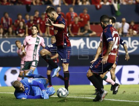 FÚTBOL. OSASUNA-BETIS (CRÓNICA) 0-0. Osasuna asedia pero deja `vivo` a un desdibujado Betis