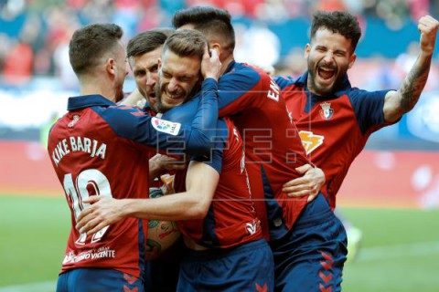 FÚTBOL OSASUNA-ESPANYOL 1-0. Osasuna se acerca a la salvación para dejar muy tocado al Espanyol