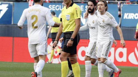 FÚTBOL OSASUNA-REAL MADRID 1-2. El Real Madrid remonta a Osasuna con goles de Isco y Sergio Ramos