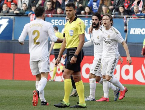 FÚTBOL OSASUNA-REAL MADRID 1-2. El Real Madrid remonta a Osasuna con goles de Isco y Sergio Ramos