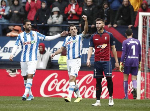 FÚTBOL OSASUNA-REAL SOCIEDAD 3-4. La Real salva una victoria que peligró en un partido loco