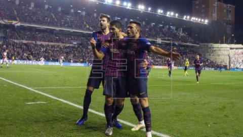 FÚTBOL RAYO-BARCELONA  2-3. Dembelé y Luis Suárez salvan al Barcelona de ser partido por un Rayo
