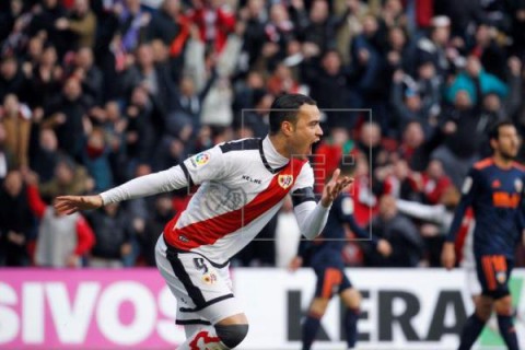 FÚTBOL RAYO-VALENCIA 2-0. Alberto García resucita al Rayo, que seca al Valencia