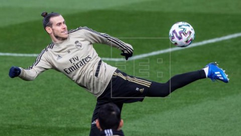 FÚTBOL REAL MADRID Bale regresa tocado de una rodilla a Valdebebas