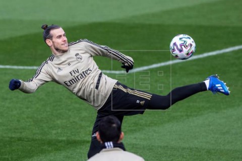FÚTBOL REAL MADRID Bale regresa tocado de una rodilla a Valdebebas