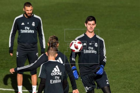 FÚTBOL REAL MADRID Benzema y Courtois se entrenan con el grupo pensando en la visita del Sevilla