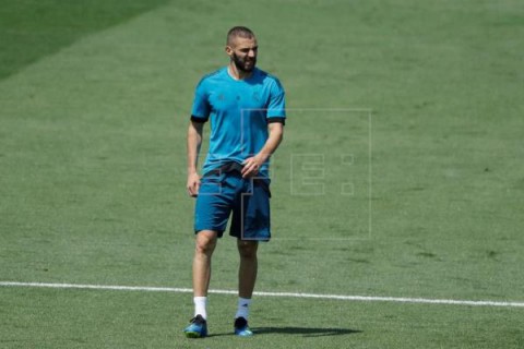 FÚTBOL REAL MADRID Benzema ya corre sobre el césped