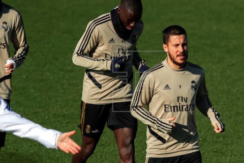 FÚTBOL REAL MADRID Hazard apura sus pocas opciones de derbi