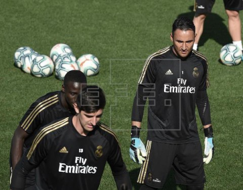 FÚTBOL REAL MADRID Keylor Navas entrena con el grupo a la espera de cerrar su salida al PSG