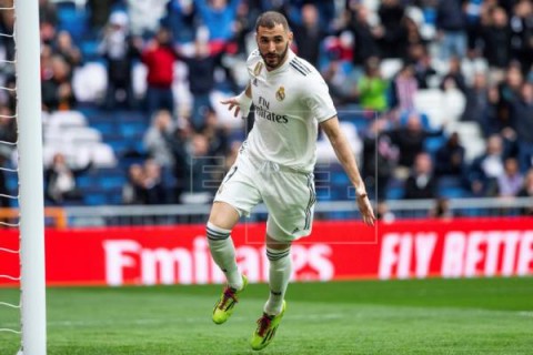 FÚTBOL REAL MADRID-ATHLETIC 3-0. El mejor Benzema premia a un Real Madrid más serio