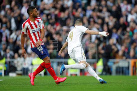 FÚTBOL REAL MADRID-ATLÉTICO DE MADRID 1-0. Benzema castiga a un Atlético lastrado