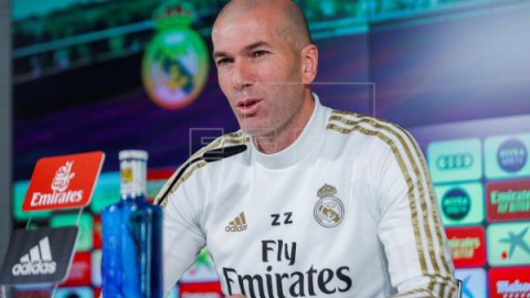 FÚTBOL REAL MADRID-ATLÉTICO MADRID Zidane cierra la puerta a la salida de Bale y la reabre al regreso de Hazard