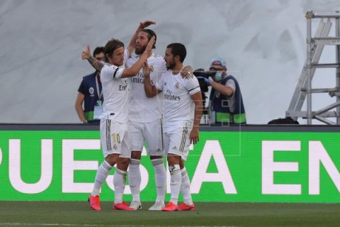 FÚTBOL REAL MADRID-EIBAR 3-0. El Real Madrid encarrila al descanso su vuelta a la competición