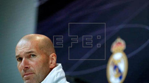 FÚTBOL REAL MADRID-EIBAR Zidane reconoce que no tiene decididas las bajas del próximo curso