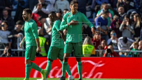 FÚTBOL REAL MADRID-ESPANYOL Varane pone en ventaja al Real Madrid al descanso (1-0)