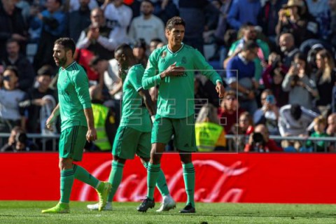 FÚTBOL REAL MADRID-ESPANYOL Varane pone en ventaja al Real Madrid al descanso (1-0)