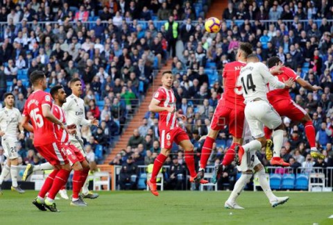 FÚTBOL REAL MADRID-GIRONA 1-0. Casemiro abre el marcador y da ventaja al Madrid al descanso