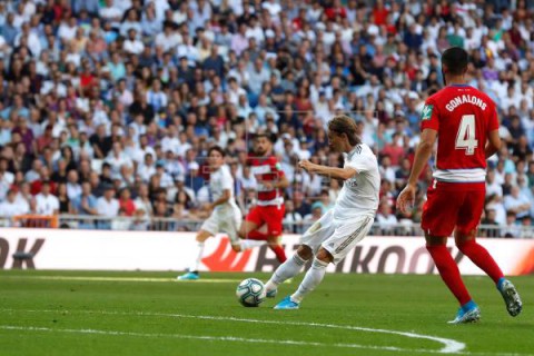 FÚTBOL REAL MADRID-GRANADA 4-2. El Real Madrid se aferra al liderato con dosis de sufrimiento