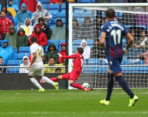 FÚTBOL REAL MADRID-LEVANTE 3-2. Benzema pone goles a la intranquilidad