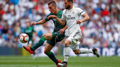 FÚTBOL REAL MADRID-REAL BETIS 0-2. Setién pone la guinda a un Real Madrid sin orgullo