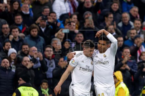 FÚTBOL REAL MADRID-SEVILLA 2-1. Casemiro salva la racha