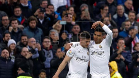 FÚTBOL REAL MADRID-SEVILLA 2-1. Casemiro se viste de goleador y da la victoria al Madrid con un doblete