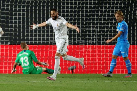 FÚTBOL REAL MADRID-VALENCIA 3-0. La conexión Hazard-Benzema mantienen el pulso