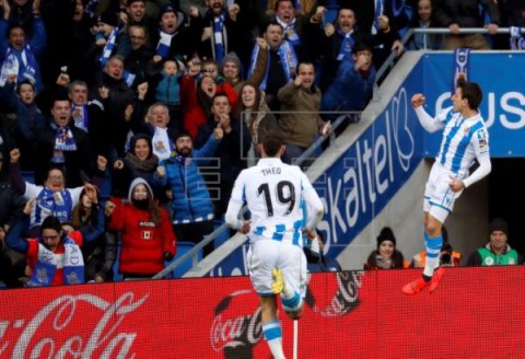 FÚTBOL REAL SOCIEDAD-ATHLETIC CLUB 2-1. La Real supera al Athletic con dos goles de bandera