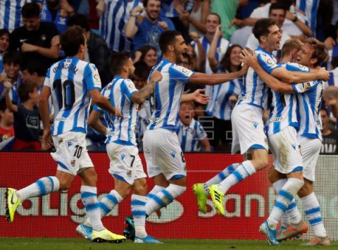 FÚTBOL REAL SOCIEDAD-ATLÉTICO MADRID 2-0. La Real brilla en el nuevo Anoeta ante un Atlético desconocido