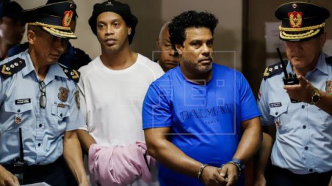 FÚTBOL RONALDINHO GÁUCHO Otorgan arresto domiciliario a Ronaldinho tras el pago de una fianza millonaria