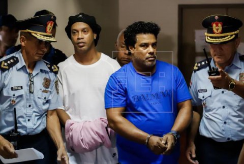 FÚTBOL RONALDINHO GÁUCHO Otorgan arresto domiciliario a Ronaldinho tras el pago de una fianza millonaria