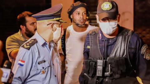 FÚTBOL RONALDINHO GÁUCHO Ronaldinho ingresa en un hotel de Asunción para cumplir el arresto domiciliario