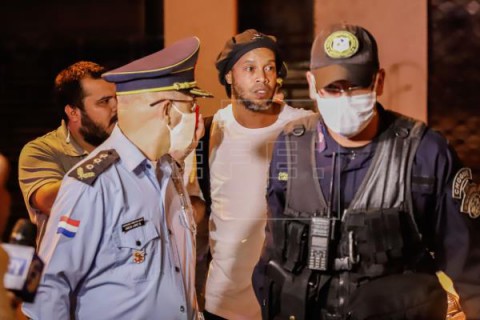 FÚTBOL RONALDINHO GÁUCHO Ronaldinho ingresa en un hotel de Asunción para cumplir el arresto domiciliario